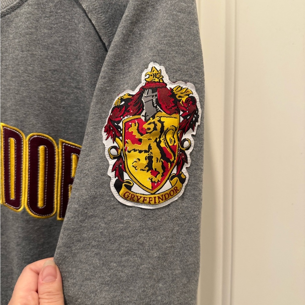 Universal Studios Authentic Gryffindor Sweatshirt… - image 5